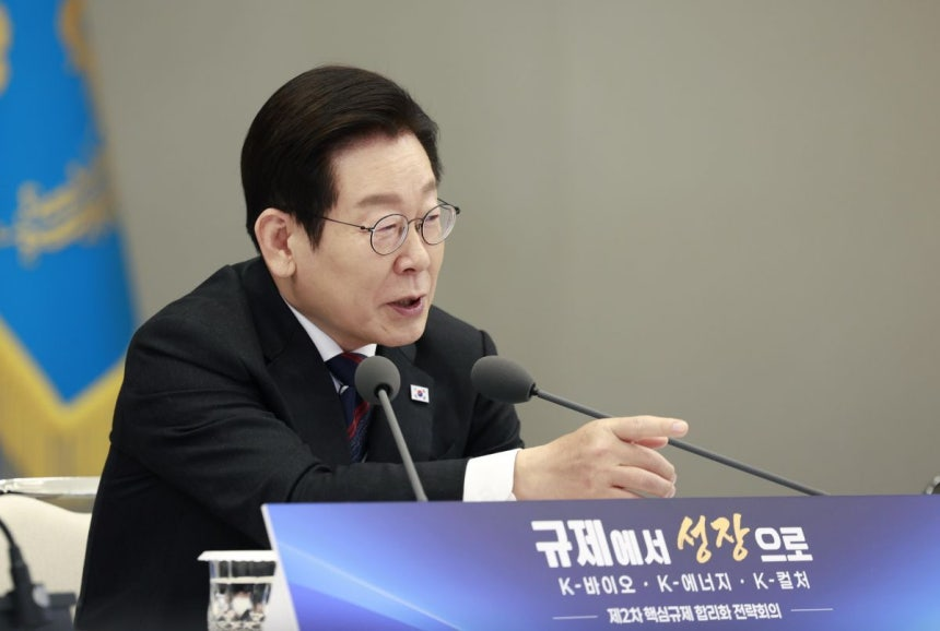tang__kira's tweet image. Presiden Lee Jaemyung menginstruksikan Komisi Komunikasi Korea untuk takedown semua iklan digital yang mempromosikan kerja di Kamboja.
Kepala Badan Keamanan Korea Wi Sungrak juga menyatakan bahwa mereka mengerahkan 190 diplomat untuk misi penyelamatan warga Korea di Kamboja.…