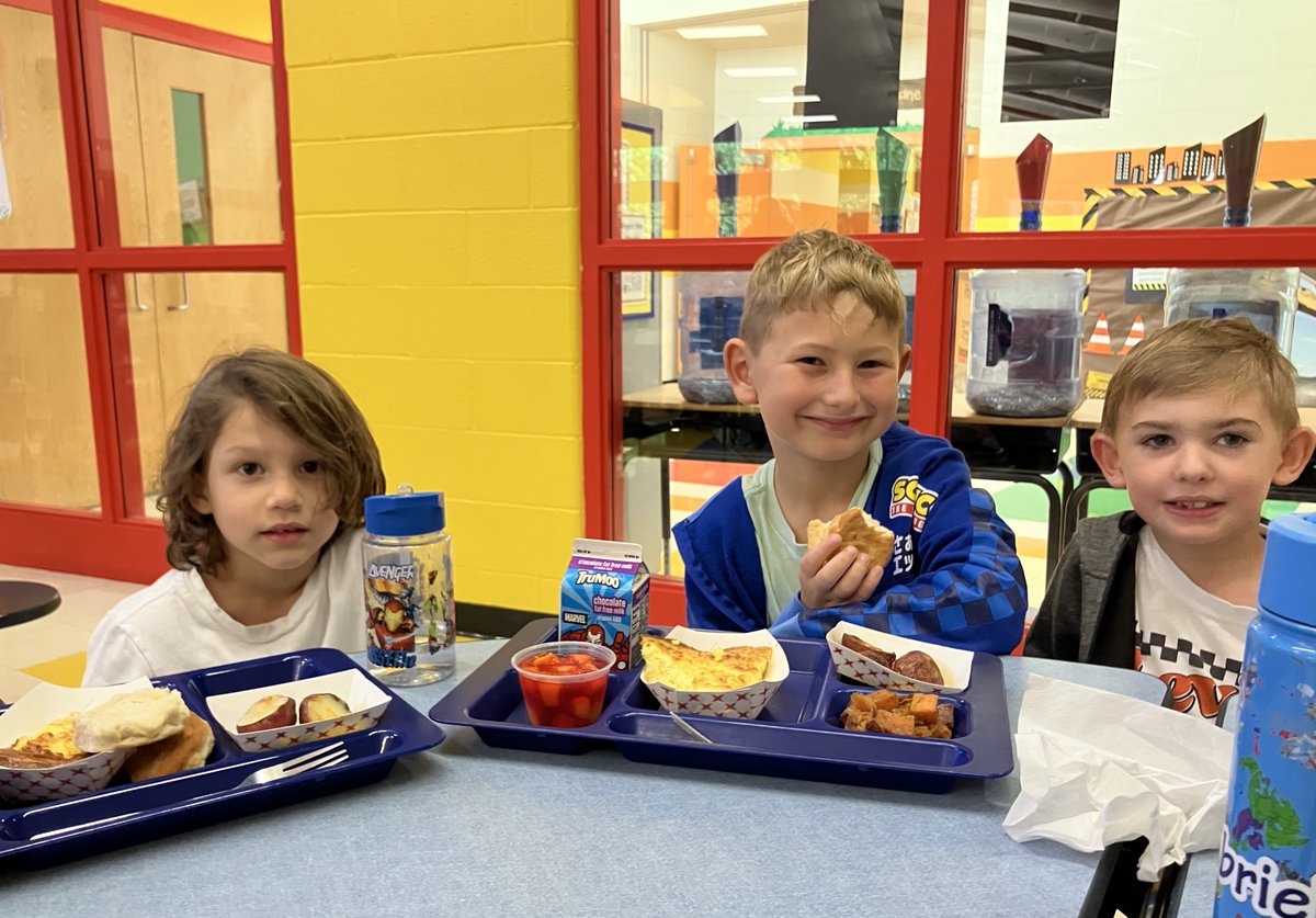 Vive la France! ❤️🥐👩‍🎨
Delicious French food on this fourth day of the National School Lunch Week! 
#nslw25 #schoollunchrocks #teamucps #loveservingtheu 
<a href="/AGHoulihan/">Andrew G. Houlihan</a> <a href="/coolonmoore/">Colon Moore</a> <a href="/UCPSNC/">Union County Public Schools</a>