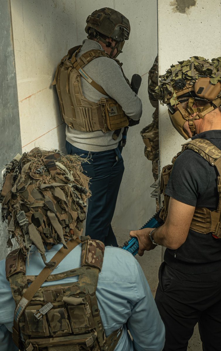 Le maire de Saint-Raphaël, Frédéric Masquelier, au 21e RIMa.
Visite du régiment, combat ZUB, drones et matériel : immersion dans le quotidien des marsouins !

#21eRIMa #6eBLB #Marsouins #SaintRaphael