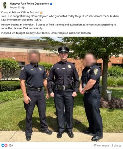 汉诺威公园警察局的 Facebook 帖子截图，宣布警官 Radule Bojovics 于 2023 年 8 月 22 日从郊区执法学院毕业。文本详细介绍了他开始为期 15 周的实地培训，以服务社区。下文：三名身穿警服的男子站在一栋绿树成荫的砖砌建筑附近的草地上，左边是双臂交叉的副局长 Bojovic 警官在中间，右边是约翰逊局长微笑。所有人都穿着短袖衬衫、裤子、腰带和靴子，博约维奇和约翰逊的胸前都有徽章和名字。Facebook 徽标和互动次数显示在底部。