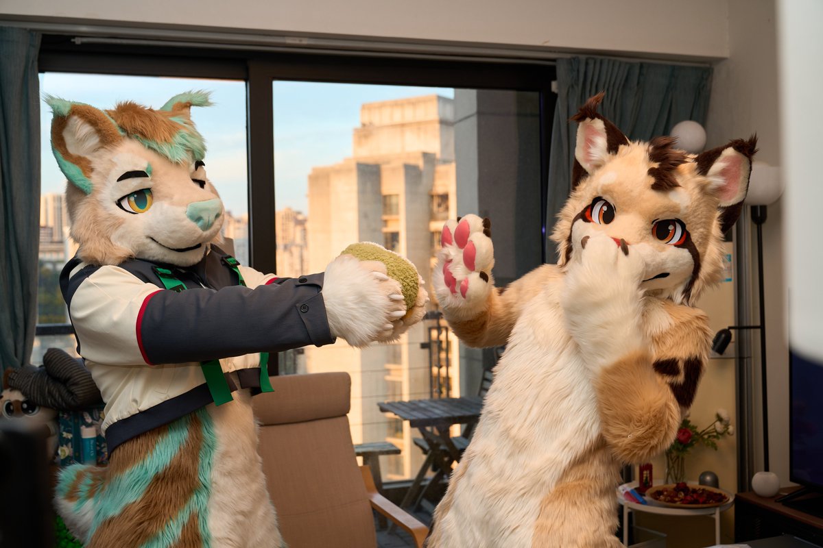 炉子：檀木你看这颗榴莲那么香，要不要来...
檀木：不要，你走开！！！
#FursuitFriday  
📷：<a href="/RSunest/">RedSunest</a>