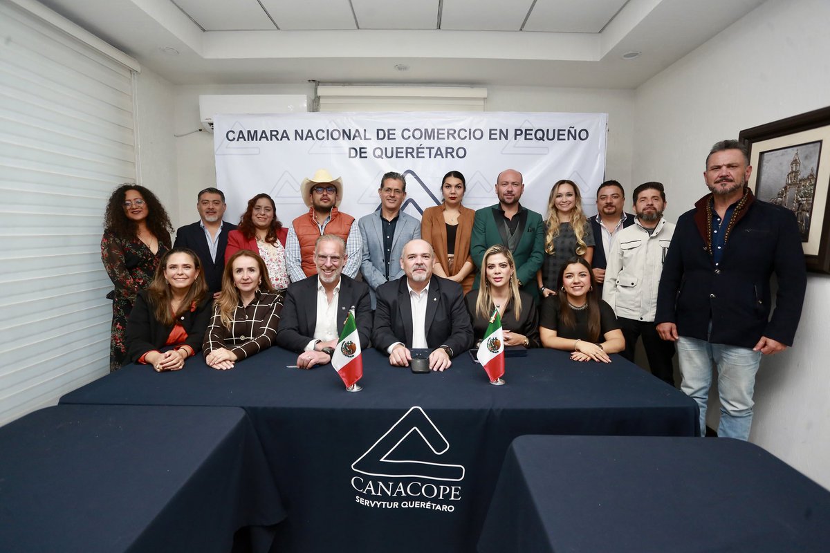 SEDESUQro's tweet photo. El secretario @mdelprete, sostuvo una reunión con integrantes de la #CANACOPE Querétaro para fortalecer la colaboración con el sector empresarial y seguir impulsando el desarrollo y vinculación de las #MiPyMEs en el estado. #CONTIGO https://t.co/rJVn5ennjm