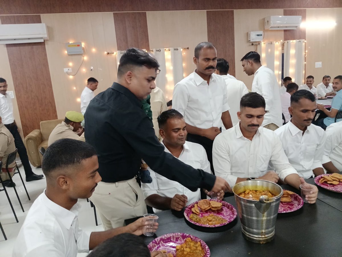ghazipurpolice's tweet image. अवगत कराना है कि आज दिनाँक 16/10/2025 को पुलिस लाइन गाजीपुर में &quot;बड़ा खाना&quot; का आयोजन श्रीमान् पुलिस अधीक्षक महोदय गाजीपुर द्वारा किया गया। इस अवसर पर *पुलिस अधीक्षक महोदय द्वारा प्रशिक्षणरत रिक्रूट आरक्षियों व समस्त पुलिस कर्मियों को अपने हाथों से भोजन वितरित किया गया एवं स्वयं…