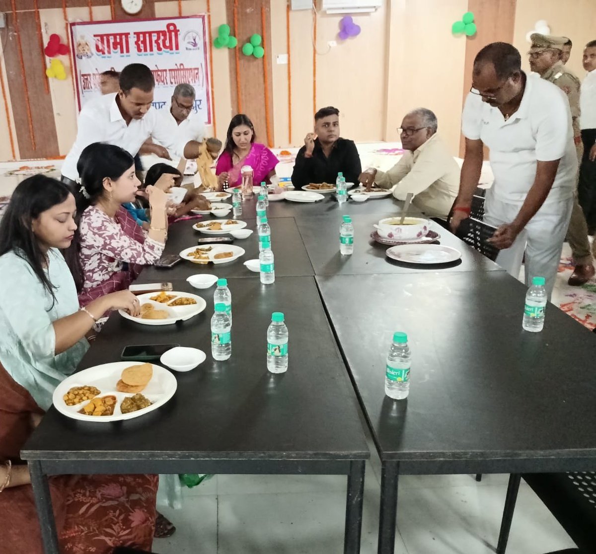 ghazipurpolice's tweet image. अवगत कराना है कि आज दिनाँक 16/10/2025 को पुलिस लाइन गाजीपुर में &quot;बड़ा खाना&quot; का आयोजन श्रीमान् पुलिस अधीक्षक महोदय गाजीपुर द्वारा किया गया। इस अवसर पर *पुलिस अधीक्षक महोदय द्वारा प्रशिक्षणरत रिक्रूट आरक्षियों व समस्त पुलिस कर्मियों को अपने हाथों से भोजन वितरित किया गया एवं स्वयं…