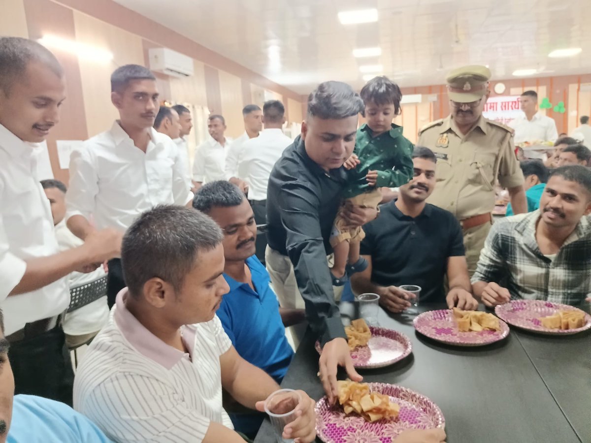 ghazipurpolice's tweet image. अवगत कराना है कि आज दिनाँक 16/10/2025 को पुलिस लाइन गाजीपुर में &quot;बड़ा खाना&quot; का आयोजन श्रीमान् पुलिस अधीक्षक महोदय गाजीपुर द्वारा किया गया। इस अवसर पर *पुलिस अधीक्षक महोदय द्वारा प्रशिक्षणरत रिक्रूट आरक्षियों व समस्त पुलिस कर्मियों को अपने हाथों से भोजन वितरित किया गया एवं स्वयं…