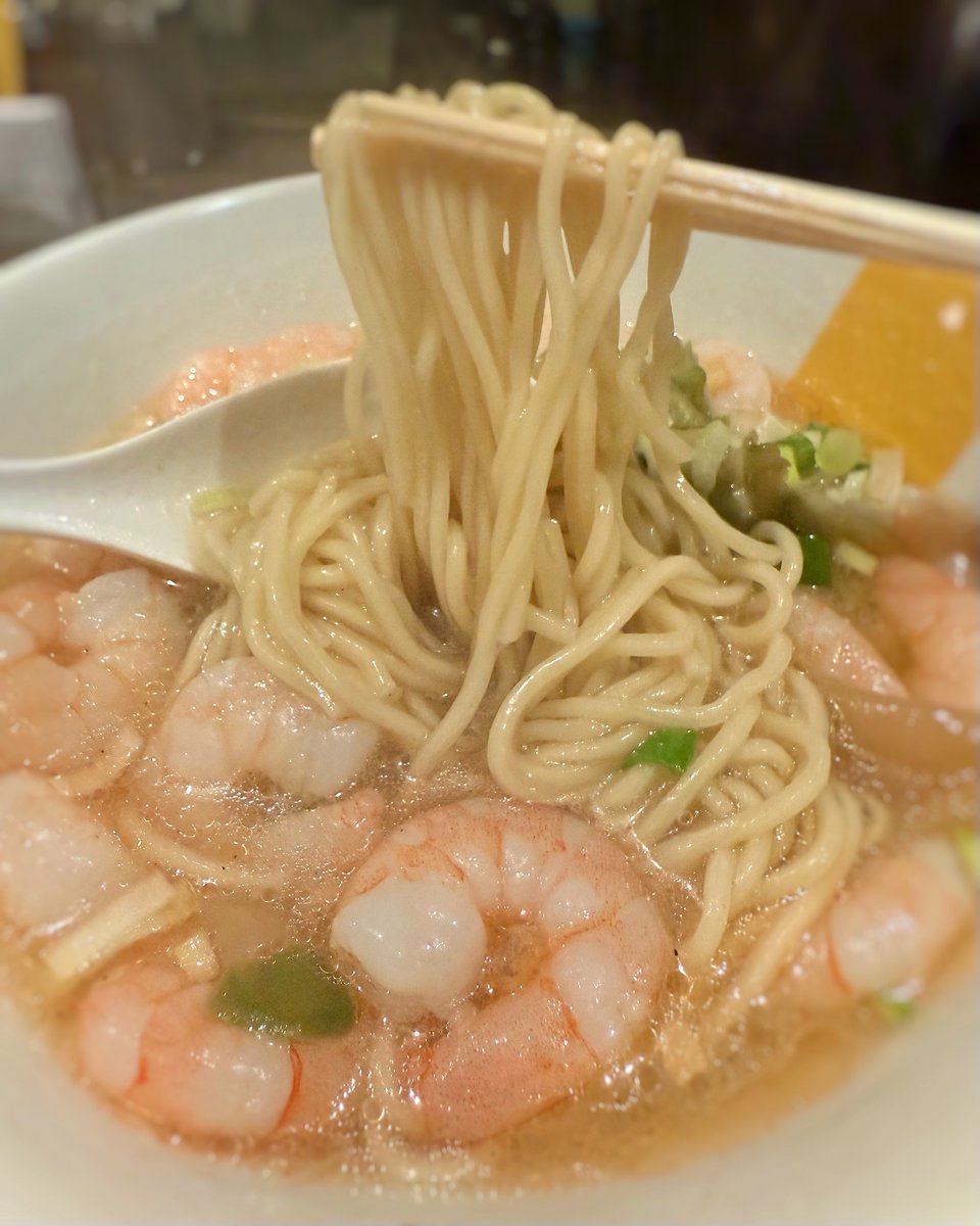 ［千代田区 淡路町］
塩生姜らー麺専門店MANNISH本店
限定：多分神田で１番エビが入ってるエビ塩らー麺

今夏、食べても食べてもエビがぜんぜん減らなくて脳がバグりそうになったやつが熱々バージョンで帰ってきた！ やりすぎ感がスゴいんだけど、ちゃんと美味しくて最高😂👍

#ごちそうさまでした🙏🏻
