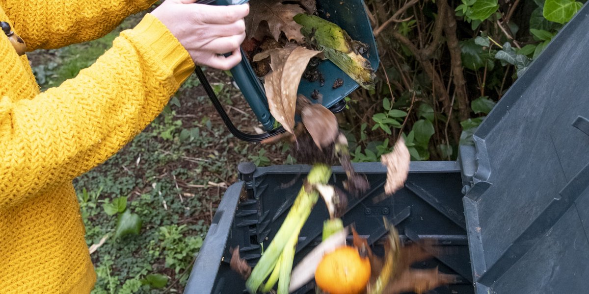 Vous compostez… ou pas ?  Afin de mieux connaître vos pratiques de gestion des déchets alimentaires 🥗  à la maison, répondez à notre questionnaire en ligne : swll.to/GMVA-Compostage. Vos réponses nous aideront à améliorer nos actions 💡. 
#compostage