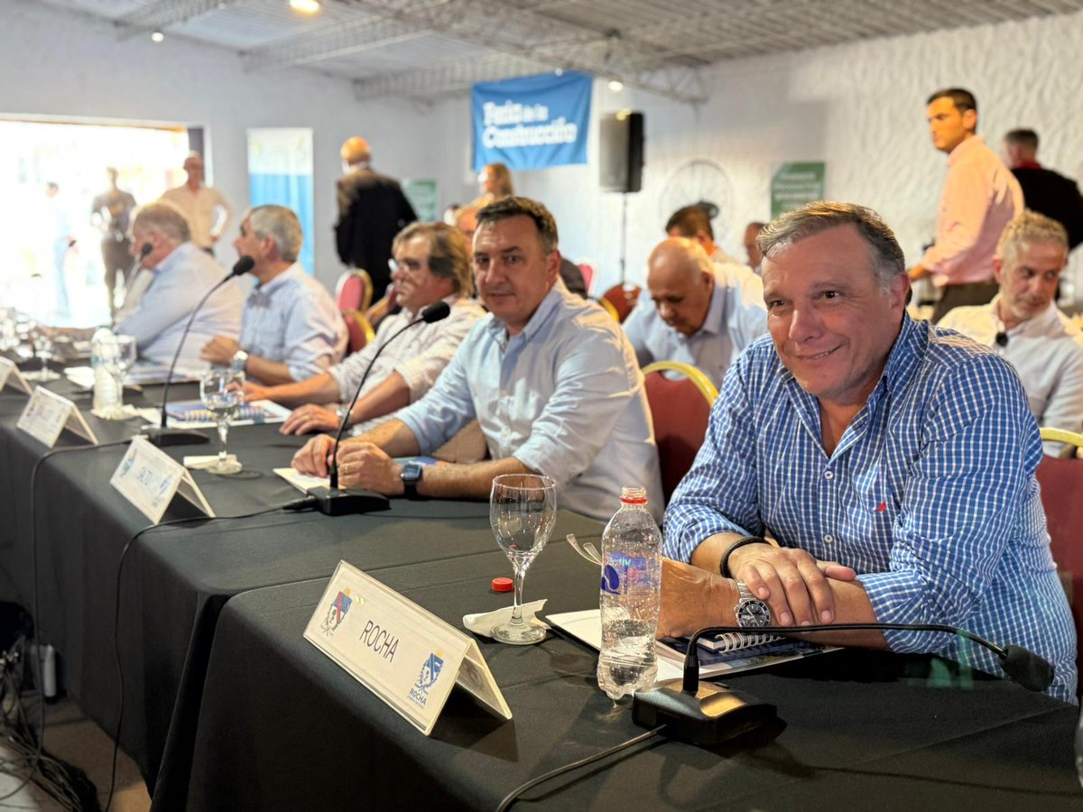 Comienza la 5° sesión plenaria del <a href="/cintendentesuy/">Congreso de Intendentes</a> con la audiencia al ministro de <a href="/MAmbienteuy/">Ministerio de Ambiente</a> profesor <a href="/OrtunoEdgardo/">Edgardo Ortuño</a> quien presenta al plenario las líneas estratégicas de trabajo de dicha cartera, las cuales serán trabajadas en conjunto con los gobiernos departamentales.