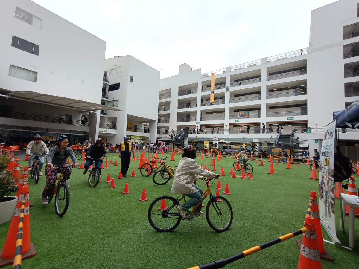 Más de 75 estudiantes de la @UPNorte – Los Olivos participan en #ALaUniversidadEnBici, aprendiendo manejo seguro, reglas de tránsito y convivencia vial. ✨Formamos jóvenes ciclistas responsables que transforman la forma de moverse por Lima.