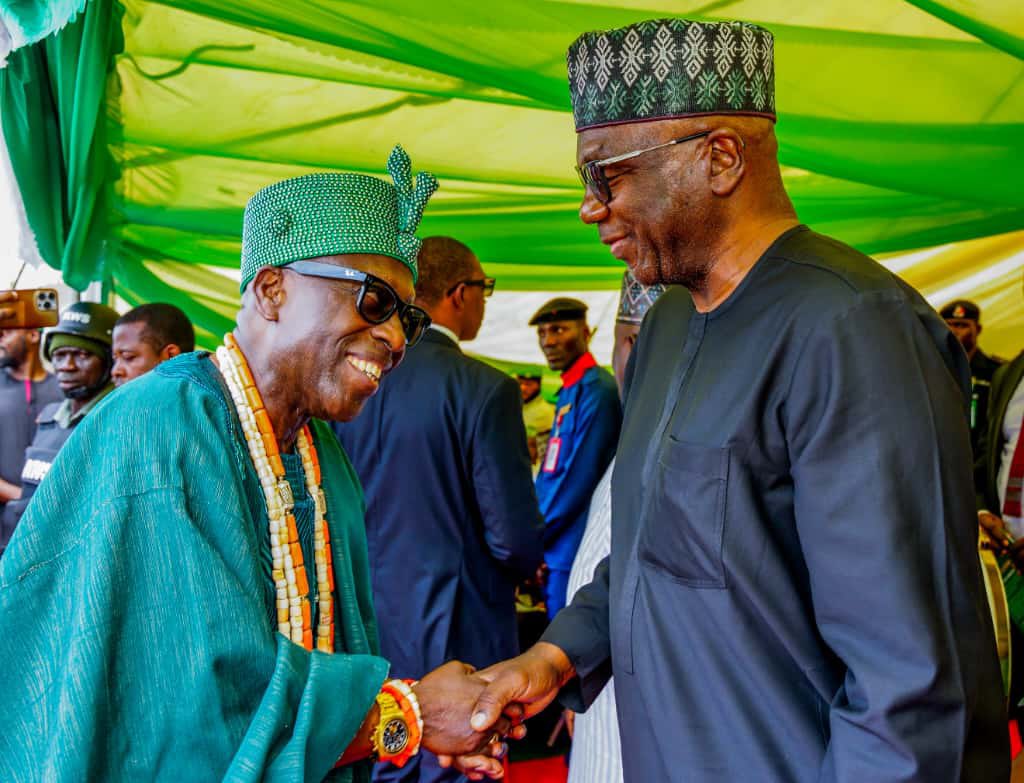 followKWSG's tweet photo. Gov @RealAARahman flags off 15.1km Ojoku-Ilemona road, joins Minister Umahi to inspect Eiyenkorin-Offa road

•FG okays flyover for Oko Olowo as Minister hails Gov’s leadership, support for President Tinubu
•With over 100km, we can only beat our record in Kwara South: Gov https://t.co/jd78XiFzjC