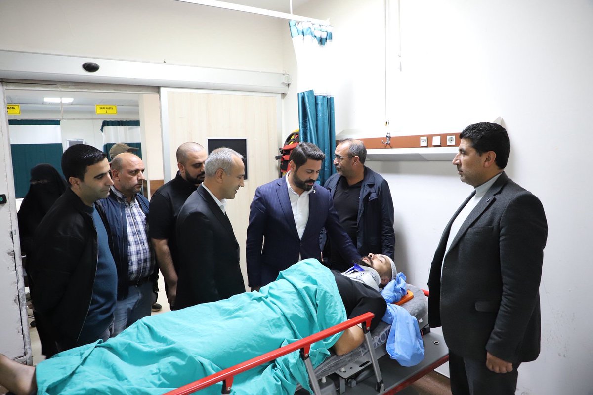 Elim bir trafik kazasında yaralanan İlçe Gençlik Kolları Başkanım Yunus Zoroğlan’ı, İl Başkanımız Yılmaz Seven ve İl Gençlik Kolları Başkanımız Enes Aslan ile birlikte tedavi gördüğü Bingöl Devlet Hastanesi’nde ziyaret ettik. Başkanıma acil şifalar diliyoruz.