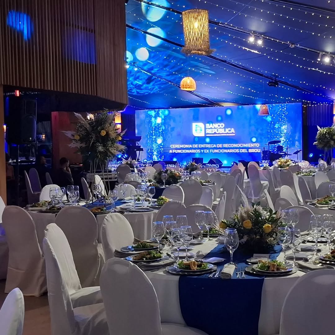 En el BROU están armando la ceremonia de entrega de objetos recordatorios a funcionarios y ex funcionarios. Para este, contrataron un Servicio Gastronómico por 2.1 Millones de pesos (approx. U$S 52.500)

Se espera que asistan 600 personas