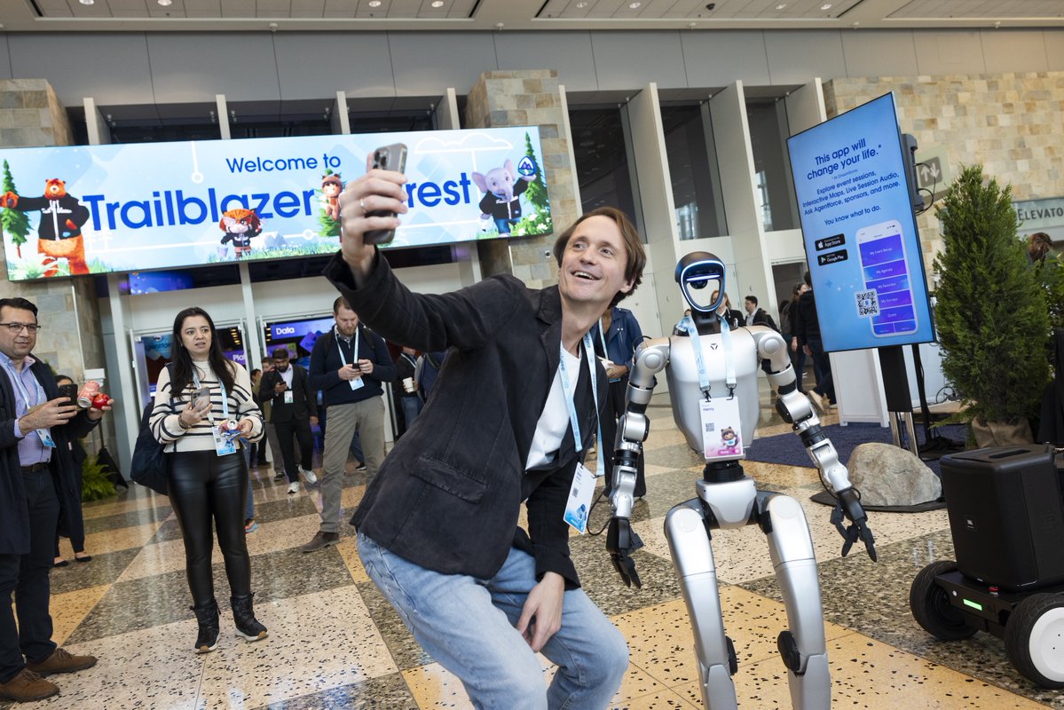 SalesforceAdmns's tweet image. Some people count sessions. We count selfies. 🤳✨
Drop your favorite #DF25 pic, #AwesomeAdmins! ↓