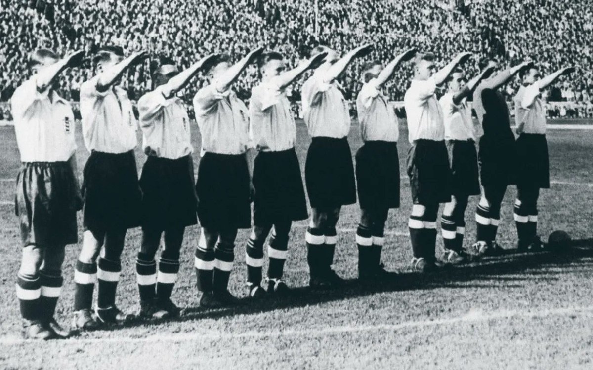 364690's tweet image. Aston Villa before the Maccabi Tel Aviv game.