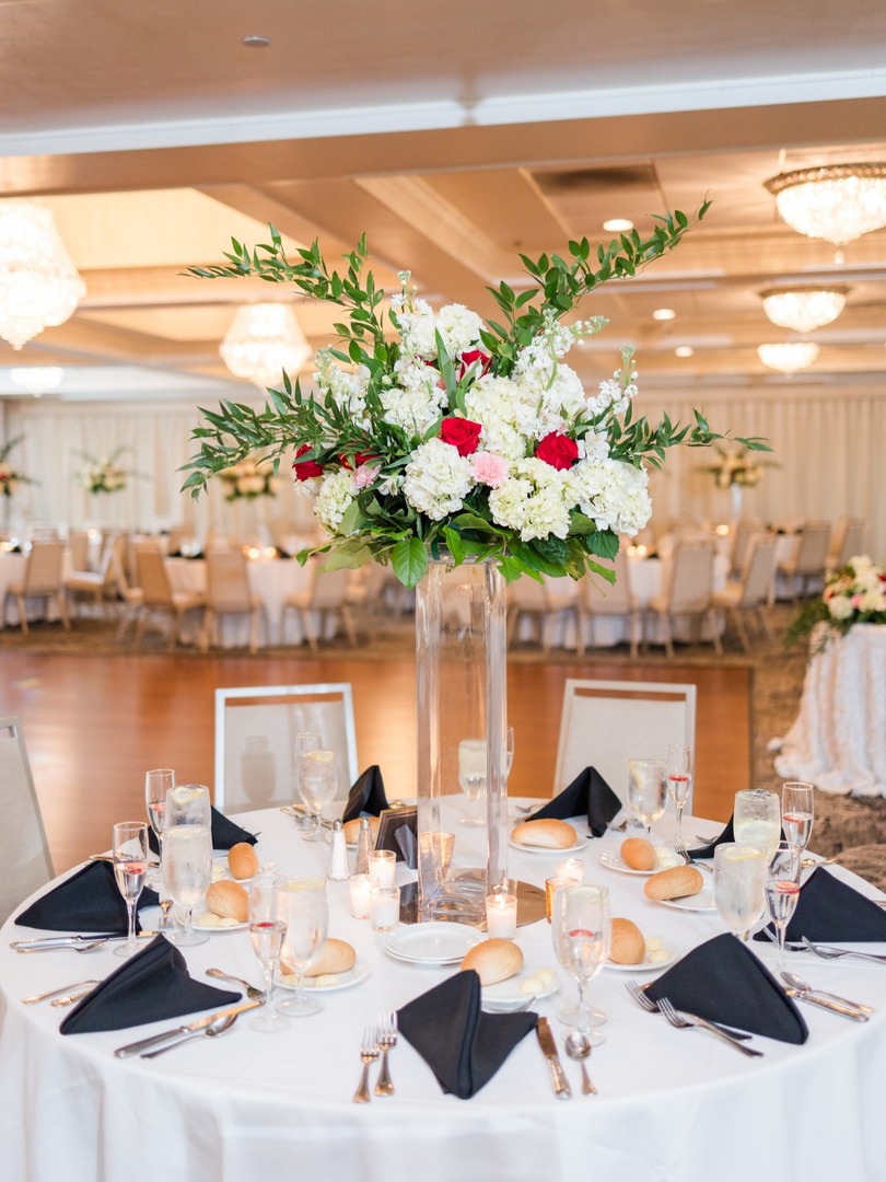 SpringfieldCC1's tweet image. It’s all in the details. ✨ From florals to décor, every element sets the stage for an unforgettable day. 💐
📸: Andrea Krout Photography
🔗 Learn more about how Springfield Country Club can make your vision come to life: springfieldcc.net/weddings/