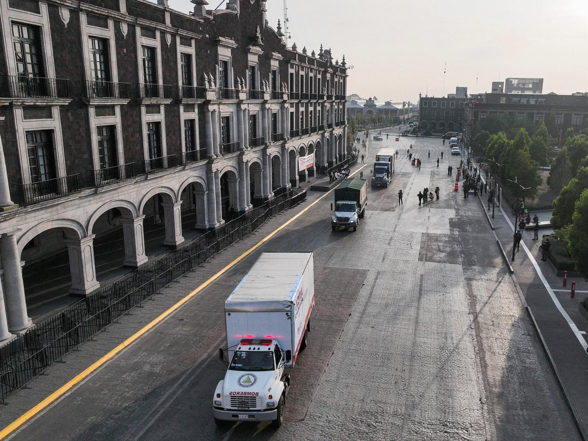 horacioduarteo's tweet photo. ¡La solidaridad del pueblo mexiquense está presente en Hidalgo!

Desde temprano dimos el banderazo de salida, encabezado por nuestra querida Gobernadora, @delfinagomeza, a las 15 toneladas de ayuda humanitaria que se dirigen a Hidalgo.

Además, partieron tres tráileres con agua embotellada, maquinaria y un equipo especializado integrado por 235 elementos de seguridad y apoyo.

¡Sigamos apoyando, la ayuda no se detiene!