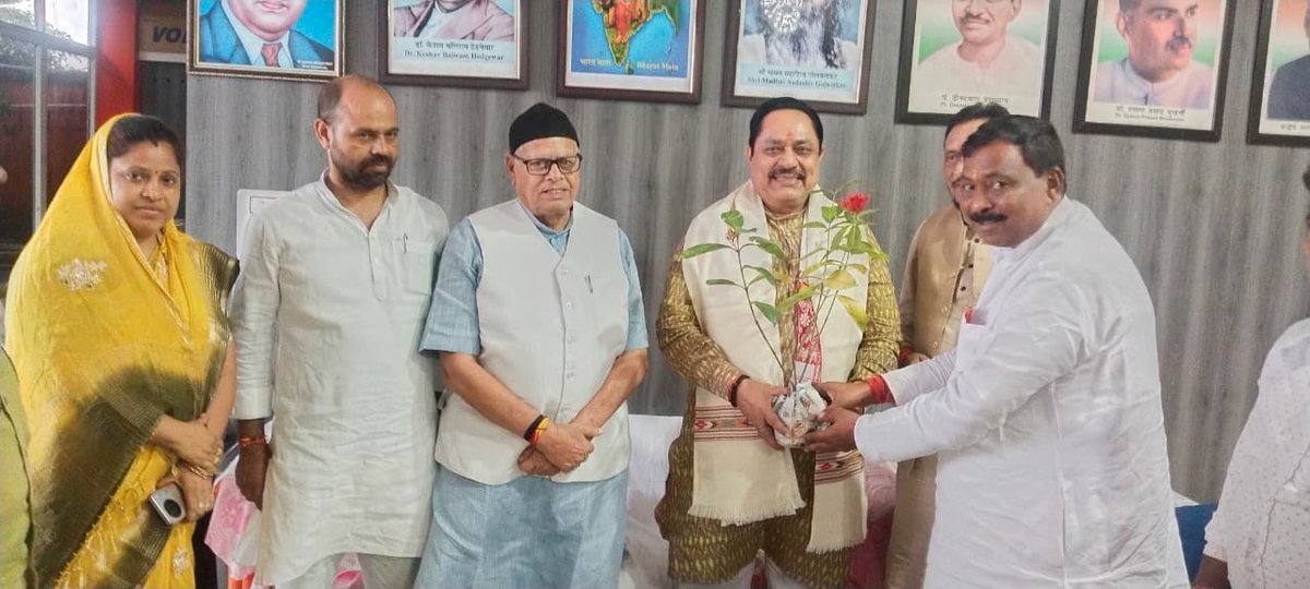 🌿🙏 अतिथि सम्मान – मौर्या फार्म हाउस, नीलांबर-पीतांबरपुर 🙏🌿
पांकी विधानसभा क्षेत्र अंतर्गत प्रखंड नीलांबर-पीतांबरपुर स्थित मौर्या फार्म हाउस में  भाजपा के माननीय श्री यदुनाथ पांडे जी,  भाजपा की प्रदेश कोषाध्यक्ष श्रीमती लवली गुप्ता जी,  श्री बिपिन सिंह जी एवं श्री प्रेम सिंह