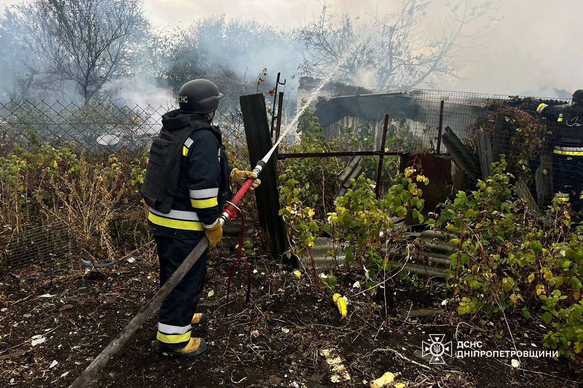 ZMiST_Ua's tweet image. 😰#Russia attacked #Dnipropetrovsk region with FPV drones and artillery, woman killed, — State Emergency Service.
Four people were injured in Nikopol from shelling. Residential buildings, shops, cafes, cars and power lines were damaged, and infrastructure was partially…