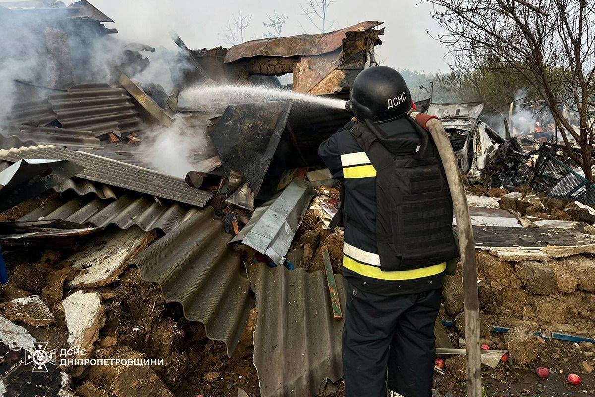 ZMiST_Ua's tweet image. 😰#Russia attacked #Dnipropetrovsk region with FPV drones and artillery, woman killed, — State Emergency Service.
Four people were injured in Nikopol from shelling. Residential buildings, shops, cafes, cars and power lines were damaged, and infrastructure was partially…
