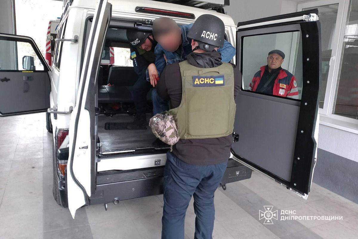 ZMiST_Ua's tweet image. 😰#Russia attacked #Dnipropetrovsk region with FPV drones and artillery, woman killed, — State Emergency Service.
Four people were injured in Nikopol from shelling. Residential buildings, shops, cafes, cars and power lines were damaged, and infrastructure was partially…