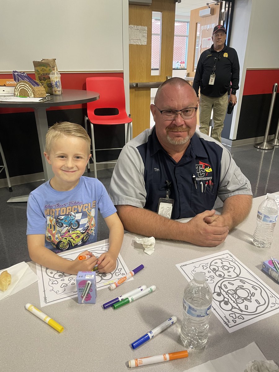 TC_Schools_KY's tweet image. Donuts with Dudes for our 1st grade students was a huge success! 🍩👏

Thanks to all the &quot;dudes&quot; out there who joined us! And thank you to our Family Resource Center and CCFF for hosting the event. 

#tcpride #tccares #TCFRC #tcpc