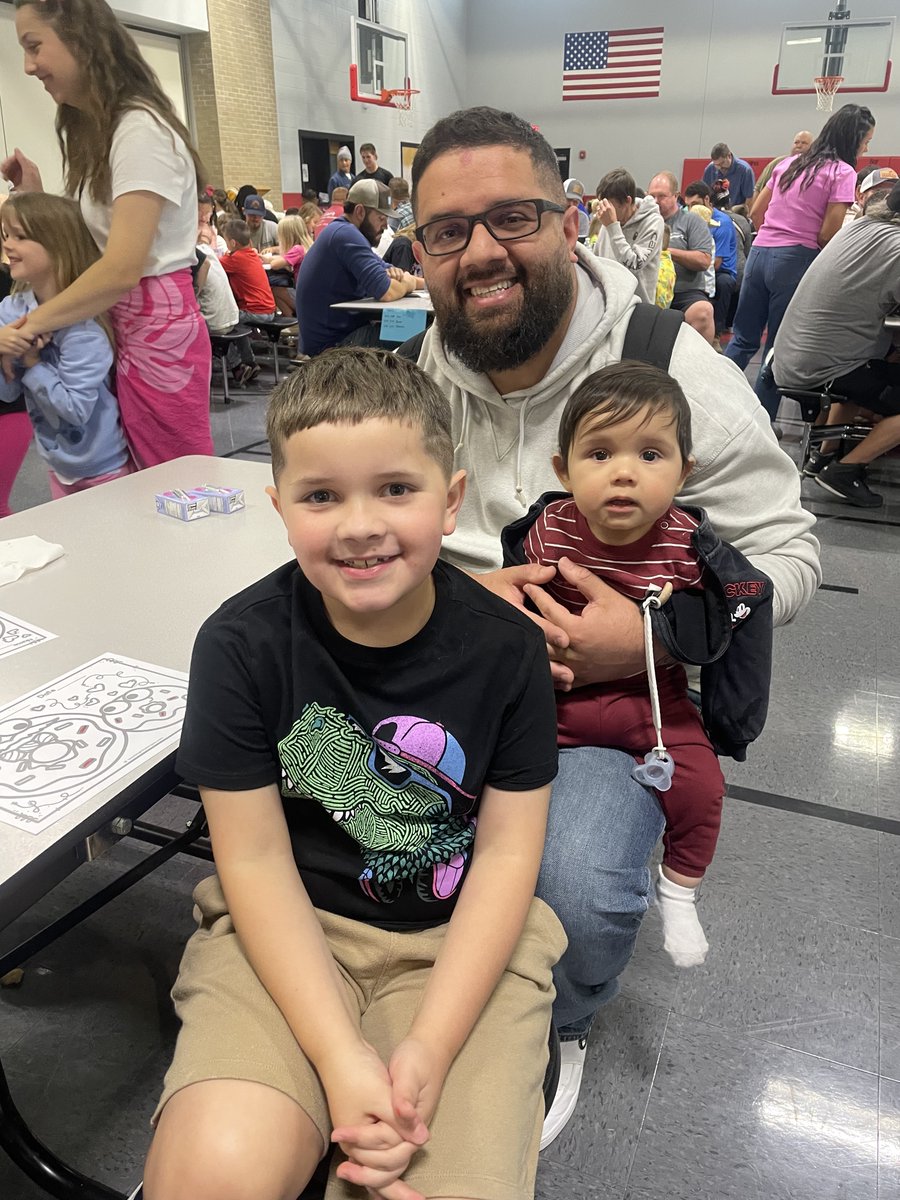 TC_Schools_KY's tweet image. Donuts with Dudes for our 1st grade students was a huge success! 🍩👏

Thanks to all the &quot;dudes&quot; out there who joined us! And thank you to our Family Resource Center and CCFF for hosting the event. 

#tcpride #tccares #TCFRC #tcpc