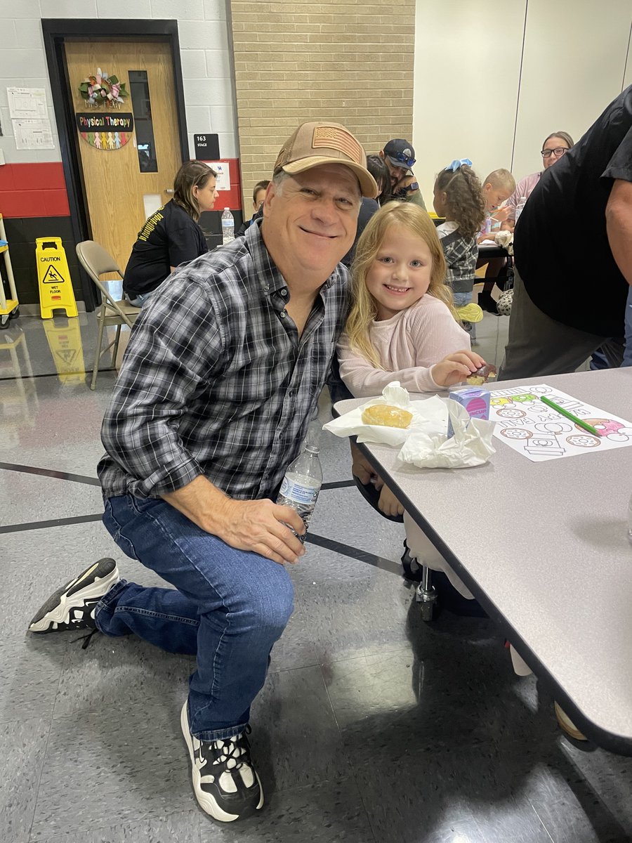 TC_Schools_KY's tweet image. Donuts with Dudes for our 1st grade students was a huge success! 🍩👏

Thanks to all the &quot;dudes&quot; out there who joined us! And thank you to our Family Resource Center and CCFF for hosting the event. 

#tcpride #tccares #TCFRC #tcpc