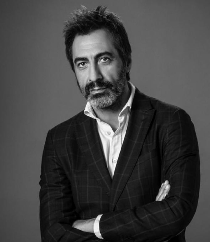 Y a este facha le han dado el premio planeta. Y dice que escribe sus libros para que le lean miles y miles de personas. Este inventó la rueda.👇