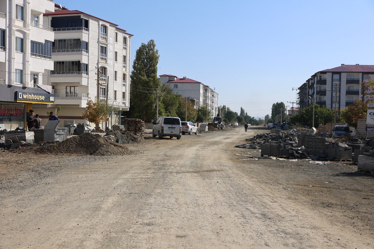 Iğdır Belediyesi Fen İşleri Müdürlüğü tarafından 14 Kasım Mahallesi Mehtap Caddesi’nde kaldırım parke çalışmaları devam etmektedir.