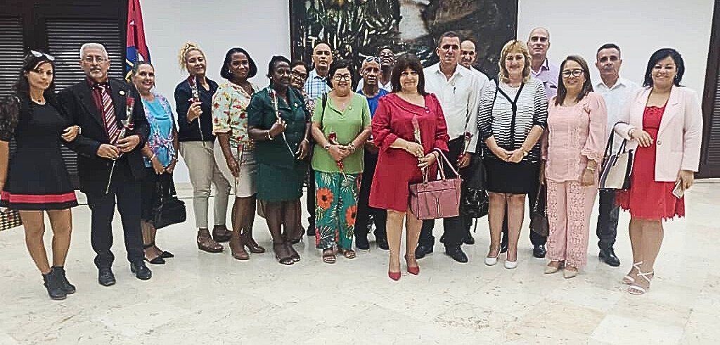 Durante la ceremonia de imposición de sellos por años de servicio a trabajadores de las oficinas centrales del SBC, en el 65 aniversario de la institución,  prima el “Honrar, honra” martiano.
En las imágenes, la Presidenta de <a href="/CubaBPA/">Banco Popular de Ahorro, Cuba</a> junto a los colegas reconocidos e invitados.