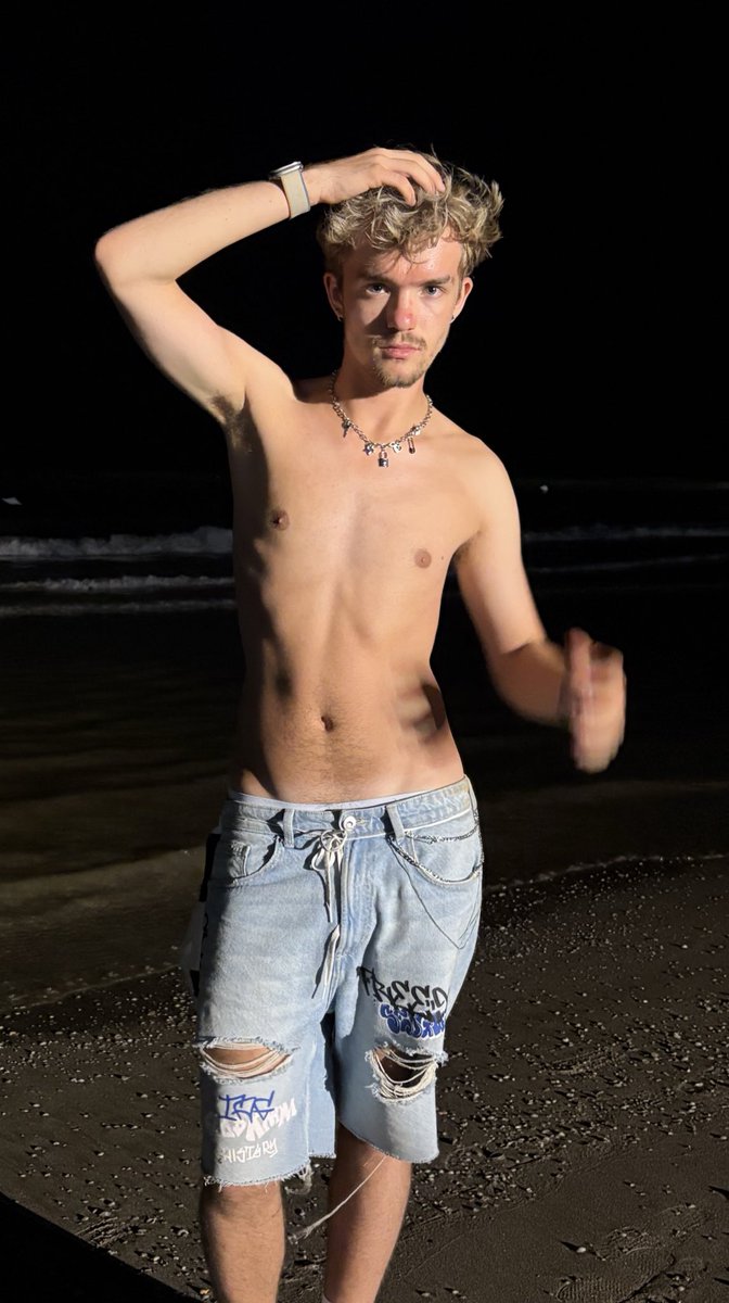 #gay #mlm 
No beard?                      Or  Beard ?