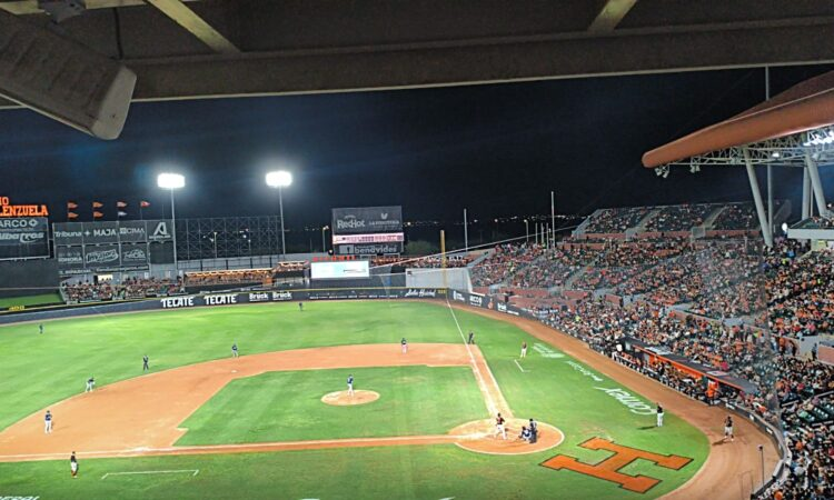 ⚾️🧢🍊Naranjeros arrancan con el pie derecho: aplastan 6-1 a Tucson en su 80 aniversario.

➡️primeraplanadigital.com.mx/naranjeros-arr…