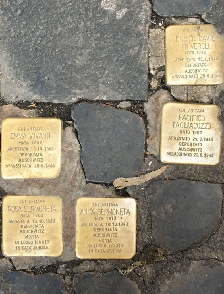 Am 16. Oktober 1943 verhafteten die deutschen Besatzer bei einer Razzia im historischen Ghetto Roms 1259 jüdische Römer:innen. Kurz darauf wurden 1007 von ihnen nach Auschwitz deportiert, nur 16 überlebten. Heute erinnern im Viertel Stolpersteine an die früheren Bewohner.