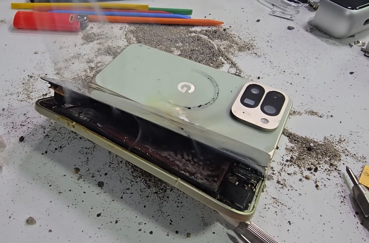 Imágenes que dañan la sensibilidad de cualquier tecnólogo -> Graban la explosión de un Pixel 10 Pro Fold: ni se te ocurra hacer esto con tu móvil si no quieres que te pase #uncategorized #feedly hipertextual.com/mobile/graban-…