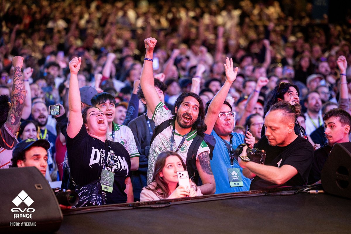 Thanks to <a href="/Vexanie/">Steph 📸</a> for capturing that moment when we supported our compatriot 🇨🇱 in the finals vs leshar with a SHORYUKEEEN. Two generations on the main stage and in the crowd.
#EvoFrance2025