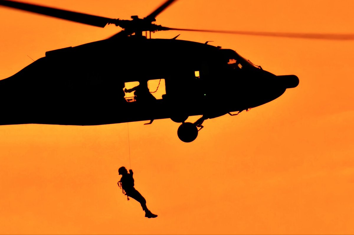 danielzaque's tweet image. Cada vez que un UH-60L Black Hawk de nuestra @fuerzaaereacol despega en una misión CSAR, el espíritu de Colombia se eleva con él. Son nuestros ángeles guardianes, volando sin descanso para proteger vidas y llevar esperanza a los lugares más remotos de nuestra geografía.