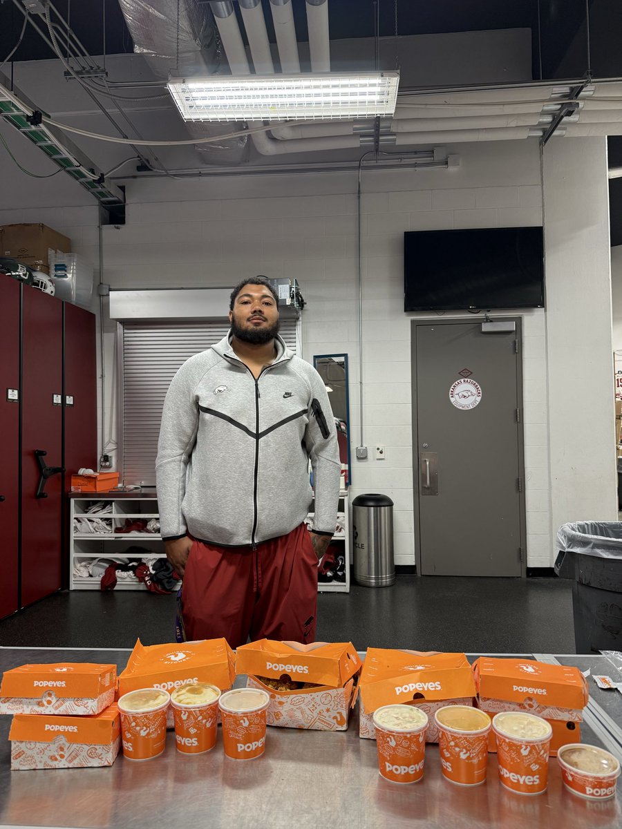 RazorbackEquip's tweet image. Shout out to @keyshawnblacks5 for feeding the guys today! 💪