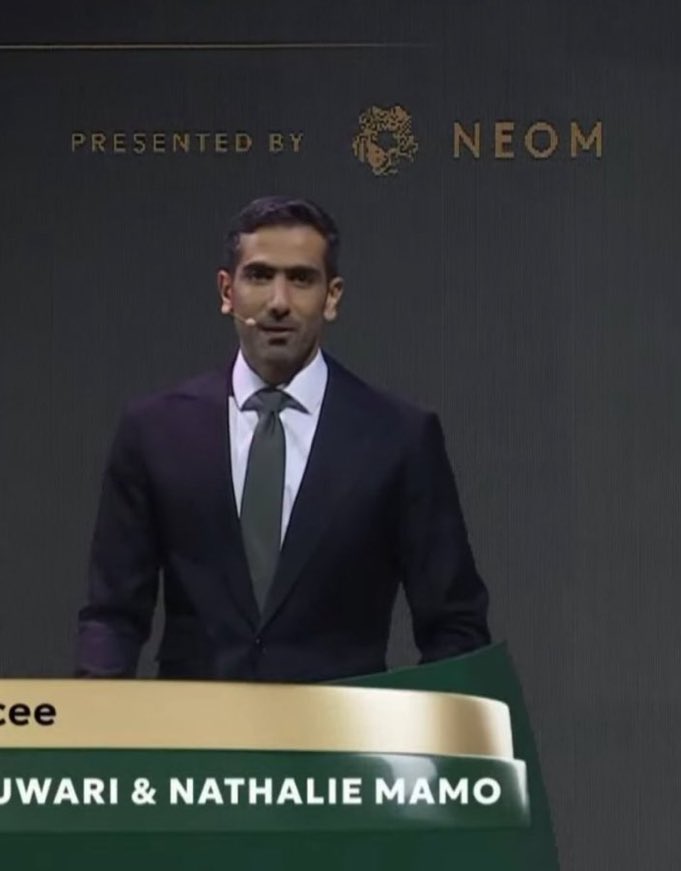 نسبة القبول عند هذا الانسان 100000٪

ما شفت ولا شخص يكرهه او ينتقده، سبحان اللي عطاه القبول والمحبة بقلوب جميع الناس ❤️