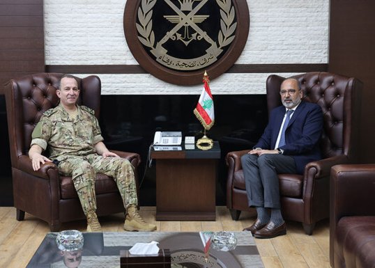 استقبل قائد #الجيش_اللبناني العماد رودولف هيكل في مكتبه في اليرزة نائب المنسقة الخاصة للأمم المتحدة والمنسق المقيم ومنسق الشؤون الإنسانية في #لبنان عمران ريزا حيث جرى بحث الأوضاع العامة في البلاد والمنطقة وسبل تعزيز التعاون بين #الجيش و#الأمم_المتحدة في المجالات الإنسانية