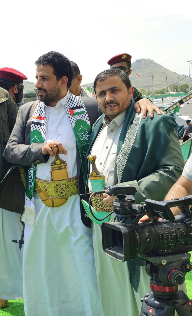 اتركونا وشأننا
دَعونا نبكي عظماءنا ونفخر بشهدائنا. دعونا نحزن على رجالٍ صدقوا الله وأوفوا العهد حتى آخر نفس في حياتهم، على من عاشوا كرامًا ورحلوا أعزاء ،على "نصر الله، والغماري، والسنوار، ومحمد الضيف، ومن سار على دربهم." ومن كانوا سندًا وإخوة لنا وفدونا بأرواحهم.
نحن لا نبكي