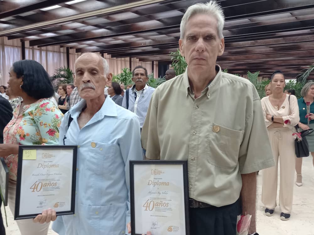 💐 Hoy felicitamos a nuestros #BancariosCubanos que cumplen entre 25 y 55 años de entrega en el sector. ¡Honramos la dedicación de los trabajadores con la historia y el logro institucional más amplio! ¡Contamos con ustedes! Gracias por la permanencia ininterrumpida.