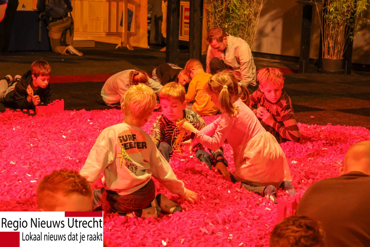 Vandaag is in de #Jaarbeurs #Utrecht weer de jaarlijkse editie van #LEGOworld begonnen. Hier kwamen op de eerste dag al duizenden bezoekers op af. Het evenement duurt tot 22 Oktober. regionieuwsutrecht.nl/2025/10/16/leg…
