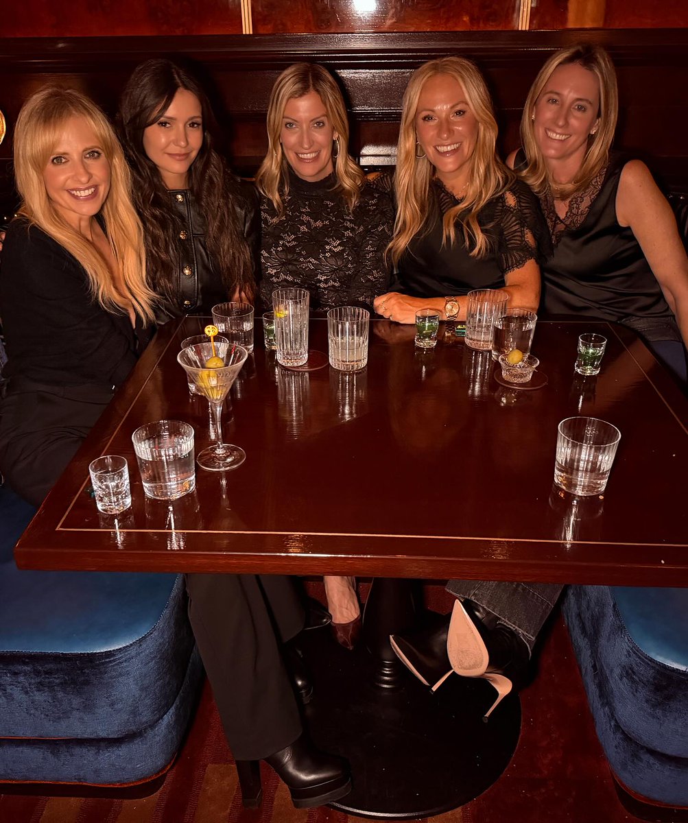 Novas fotos de Nina Dobrev compartilhada pela Sarah Michelle Gellar via instagram.