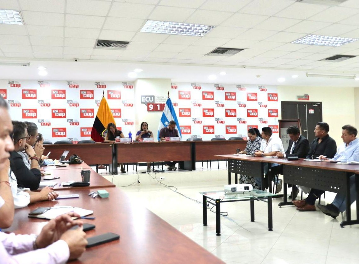La firmeza y el trabajo coordinado son nuestras respuestas ante las amenazas ✊🏼🇪🇨

Hoy nos reunimos con los Gobernadores del país: todos firmes, con unidad, estrategia y compromiso defendiendo la democracia.

No retrocederemos ante las mafias. Nadie detendrá nuestra lucha por
