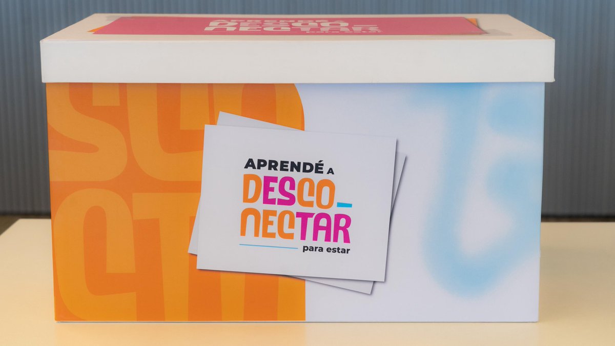 Hace un año decidimos dar un paso importante: regular el uso del celular en las aulas.
Hoy damos otro igual de valioso: recuperar el juego, la risa, y la conversación entre los chicos. 

Cada escuela secundaria de la Ciudad está recibiendo su kit de juegos para que los recreos
