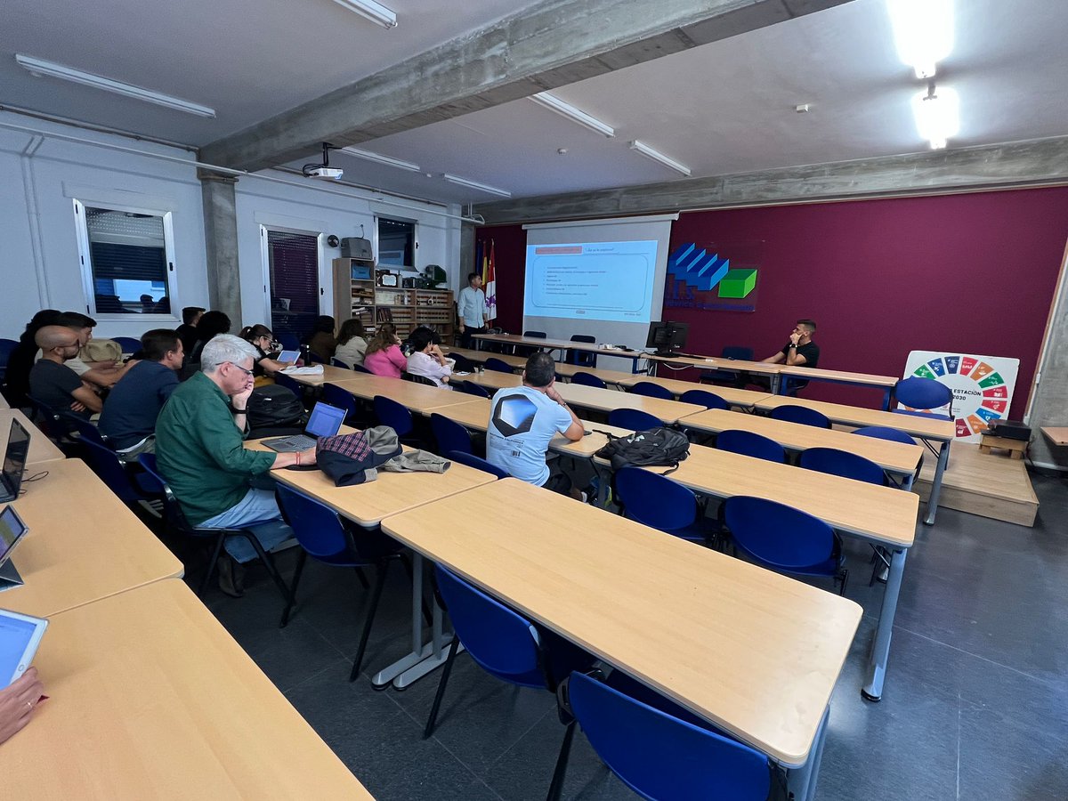 iesfgb's tweet image. Hoy nuestro G.T. #EvaluaciónCompetencial ha vivido una tarde llena de ideas, reflexión y ganas de mejorar.
Compartir experiencias, cuestionarnos y construir juntos nos impulsa a seguir creciendo como docentes. 🌱💡
#FormaciónDocente #LOMLOE #AprenderJuntos #InnovaciónEducativa