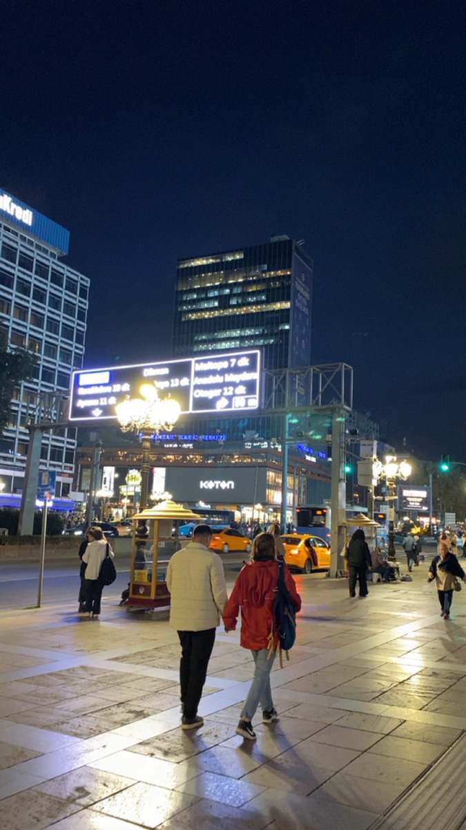 kizilayda sokagi cekerken galerimde fark ettim cift cok guzel cikmis ulasabilsem atardim🥹