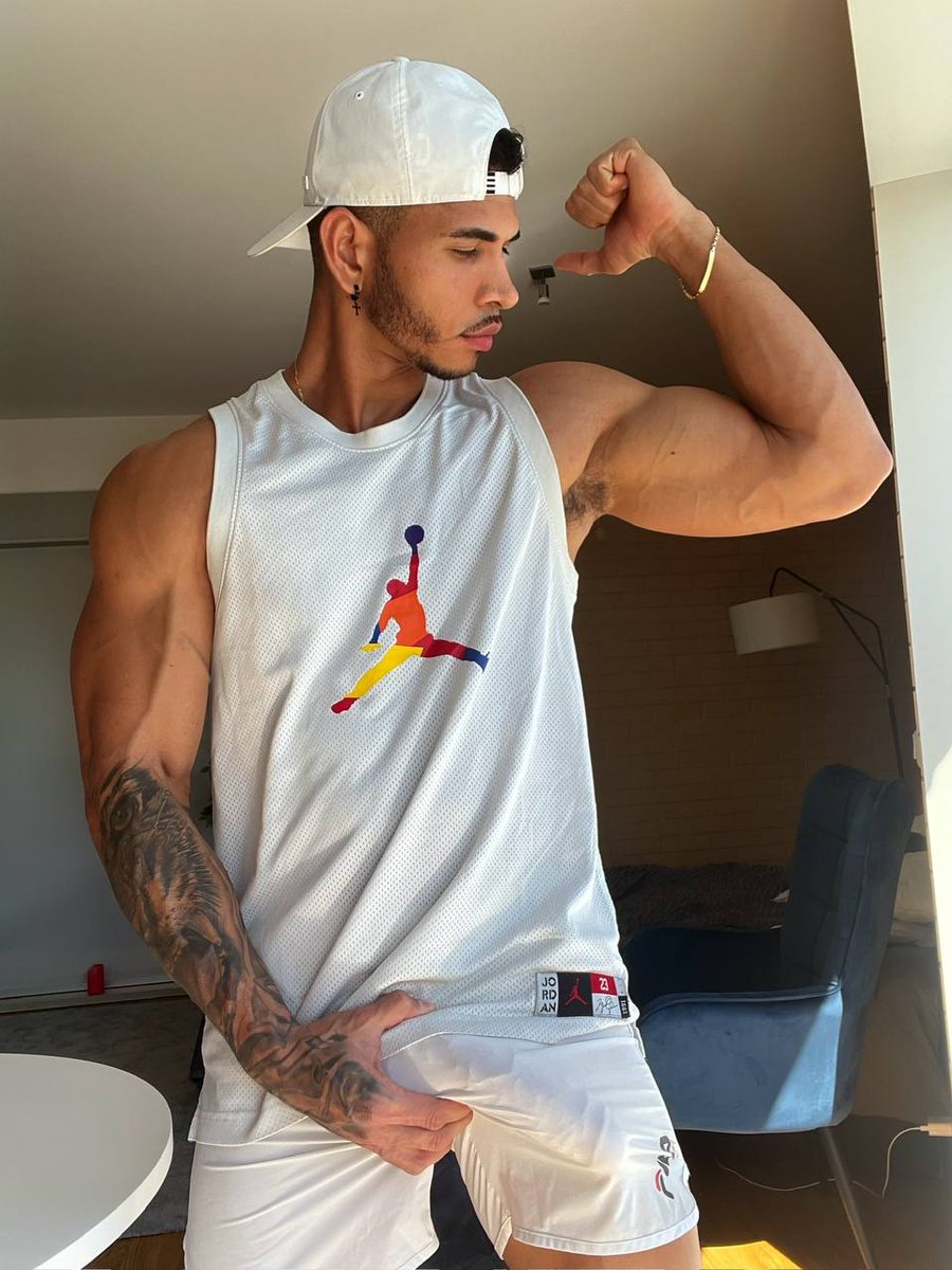 say 'gm papi' then check ur msgs
