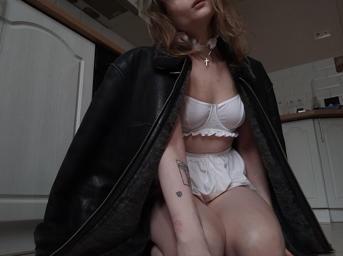 Hey hey, can you guess what I'll be wearing on the stream today?👀
#Petite #Stripchat #nsfw #nsfwtwt #dance #fyp #viral #cute #beachvibes #daddysgirl #chill #slowmusic #PetiteBlonde #BrownEyes #TGIF #TinyBlonde #FridayVibes #adorablespod #NaturalBeauty #CuteEyes