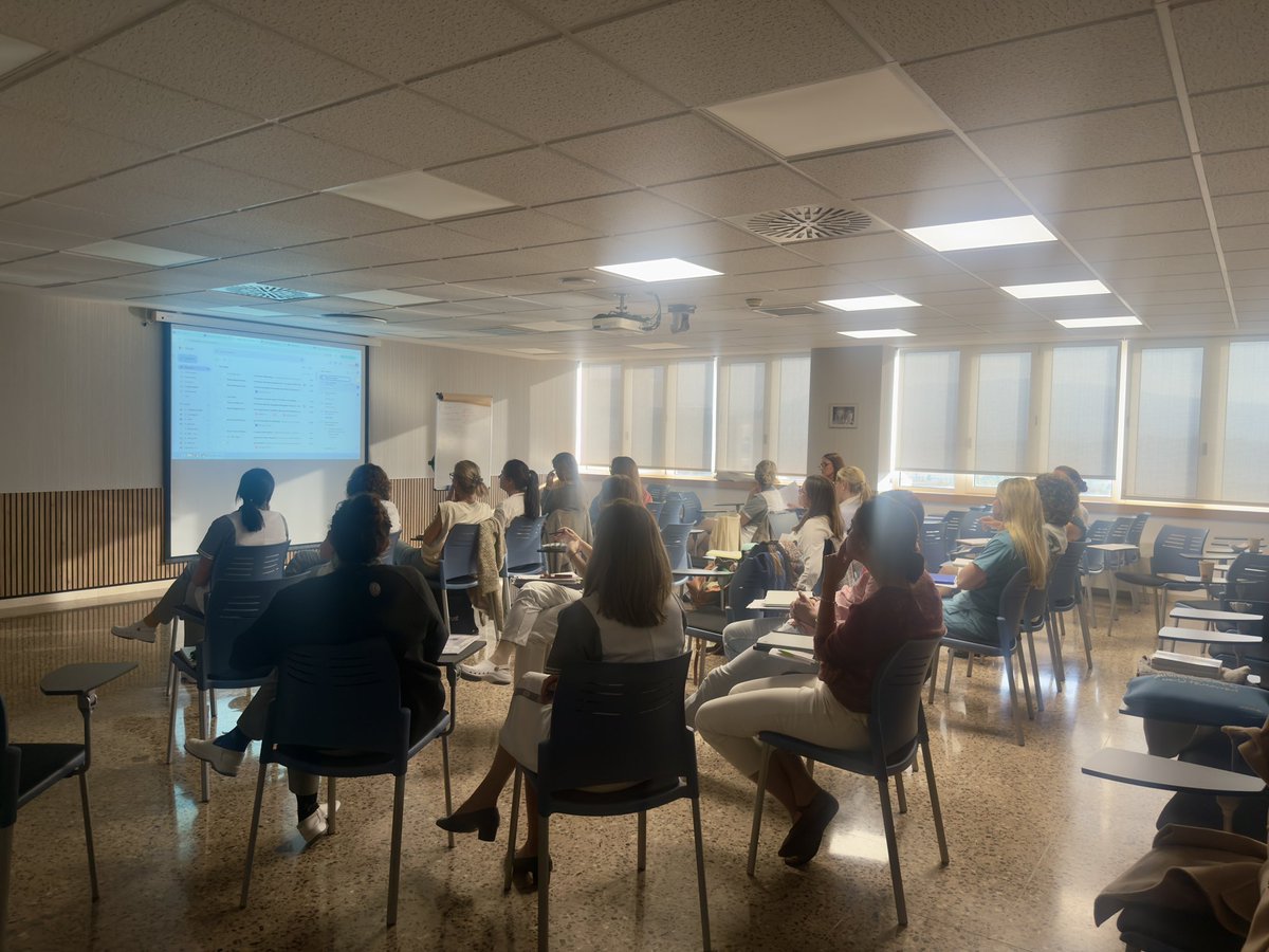 besquisabels's tweet image. On 3 Oct we launched the pilot of the Comprehensive Transition Programme (СТР)— a co-designed initiative supporting first-line nurse managers in their transition
Grateful to all mentors, @enfermeriaunav and CUN for their trust and support
#NursingResearch #CoDesign
#PhDJourney